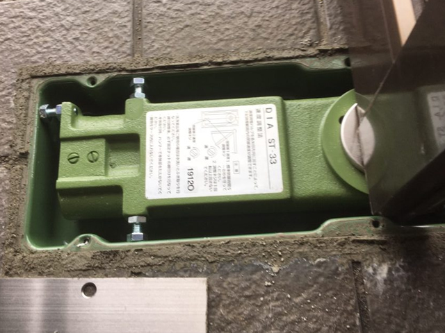 ドア-フロアヒンジ